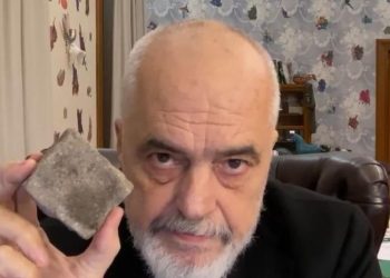 Kryeministri Rama FLET nga zyra me gur në dorë, që në mëngjes jep MESAZHIN e fortë…