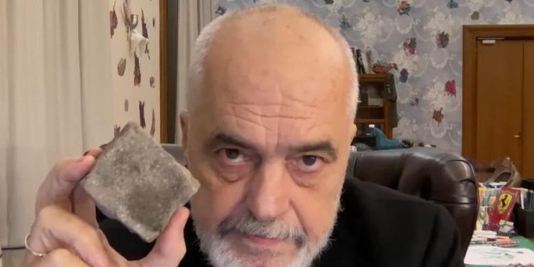 Kryeministri Rama FLET nga zyra me gur në dorë, që në mëngjes jep MESAZHIN e fortë…