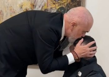 VIDEO/ Edi Rama pret në Kryeministri të riun që i shkoi mesazh: Pa gurë në xhep, po me…