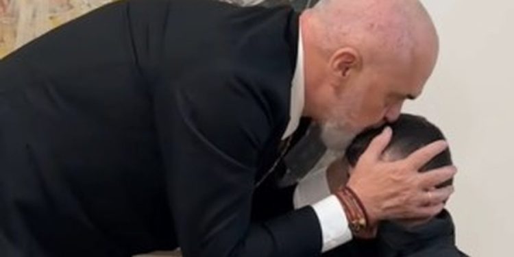 VIDEO/ Edi Rama pret në Kryeministri të riun që i shkoi mesazh: Pa gurë në xhep, po me…