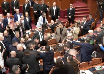 VIDEO/ Ndërpritet menjëherë seanca, përplasje të forta në Kuvend, Flamur Noka qëllon Ballën me…
