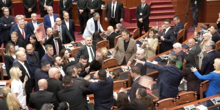 VIDEO/ Ndërpritet menjëherë seanca, përplasje të forta në Kuvend, Flamur Noka qëllon Ballën me…