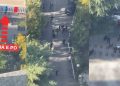 Publikohet VIDEO/ Protestuesit dalin nga selia e PD-së me molotovë në dorë