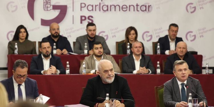 Mbledhja e Grupit të PS-së, deputeti socialist “nxjerr” diskutimet: Çfarë u tha në takim…