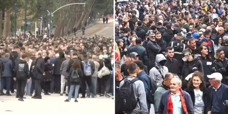 Përplasje mes protestuesve/ Studentët përzënë deputetët e Berishës, nuk i lejojnë…