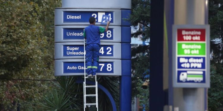 Bordi ndryshon çmimet e karburanteve 4 herë në 4 ditë: Ja sa do të shiten nafta e benzina…