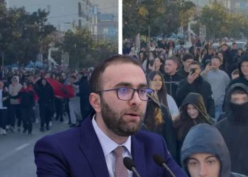Pamje të pazakonta! Të shtrirë në tokë dhe të bërë “pilaf”! Gaz Bardhi tregon VIDEO brenda Komisariatit të policisë
