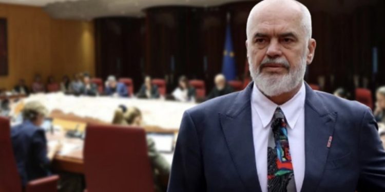 Brenda një ore drejtorët dorëzuan dorëheqjet! Zbardhen PRAPASKENAT: Kush i shpëtoi “fshesës”…
