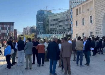 LAJM I FUNDIT/ Mblidhen 769 pedagogët të protestojnë, e pabesueshme kush ndodhet mes tyre…