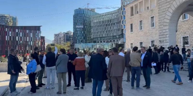LAJM I FUNDIT/ Mblidhen 769 pedagogët të protestojnë, e pabesueshme kush ndodhet mes tyre…