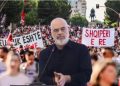 “Nuk tërhiqet!”/ Protesta sjell kaos në Tiranë, Edi Rama bën lëvizjen që tërheq vëmendjen…