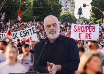 “Nuk tërhiqet!”/ Protesta sjell kaos në Tiranë, Edi Rama bën lëvizjen që tërheq vëmendjen…
