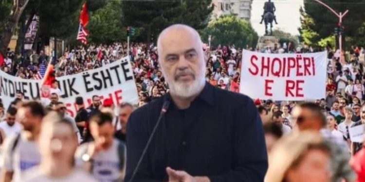 “Nuk tërhiqet!”/ Protesta sjell kaos në Tiranë, Edi Rama bën lëvizjen që tërheq vëmendjen…