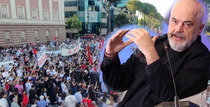 “Nuk tërhiqet!”/ Protesta sjell kaos në Tiranë, Edi Rama bën lëvizjen që tërheq vëmendjen…