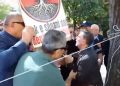 VIDEO/ Erion Braçe përplaset fizikisht me banorët, një protestues tenton ta godasë me…