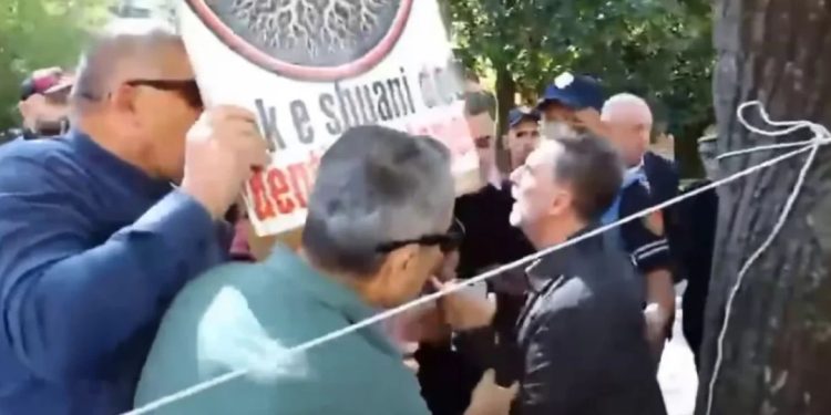 VIDEO/ Erion Braçe përplaset fizikisht me banorët, një protestues tenton ta godasë me…