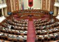“Paskam ardhur kot, s’qenka askush”/ Deputeti shkon në Kuvend, por nuk gjen njeri