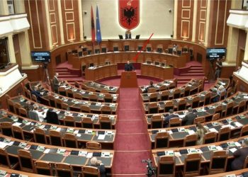 “Paskam ardhur kot, s’qenka askush”/ Deputeti shkon në Kuvend, por nuk gjen njeri