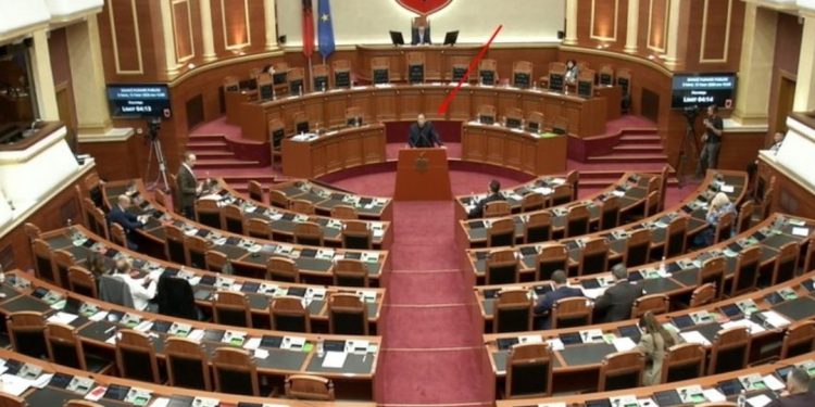 “Paskam ardhur kot, s’qenka askush”/ Deputeti shkon në Kuvend, por nuk gjen njeri
