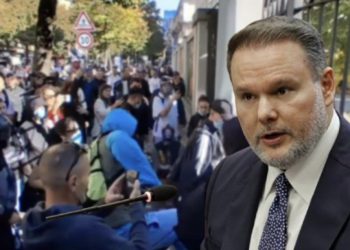 Protesta para Ministrisë së Arsimit, ministri i Brendshëm Ervin Demo i bën thirrje studentëve: Jini…