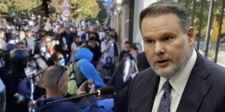 Protesta para Ministrisë së Arsimit, ministri i Brendshëm Ervin Demo i bën thirrje studentëve: Jini…
