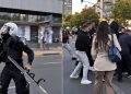 E pabesueshme! Si nëpër filma, rinia rreh policin me skafandër që po i ndiqte (VIDEO)