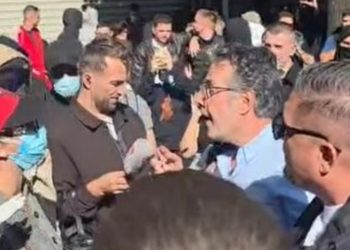 “O pi** ro*sh”/ E papritur! Studentët përzënë Edi Palokën, e shtyjnë dhe e qëllojnë me…