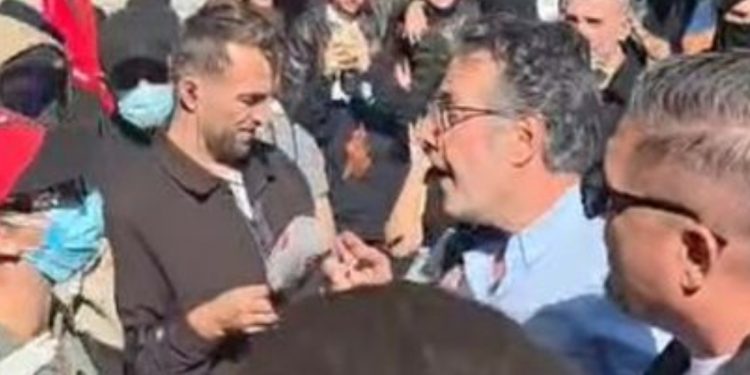 “O pi** ro*sh”/ E papritur! Studentët përzënë Edi Palokën, e shtyjnë dhe e qëllojnë me…