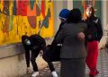 “Na e bëj hallall…” / Nëna u tremb, protestuesit ndalen dhe e përqafojnë!