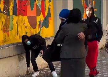 “Na e bëj hallall…” / Nëna u tremb, protestuesit ndalen dhe e përqafojnë!