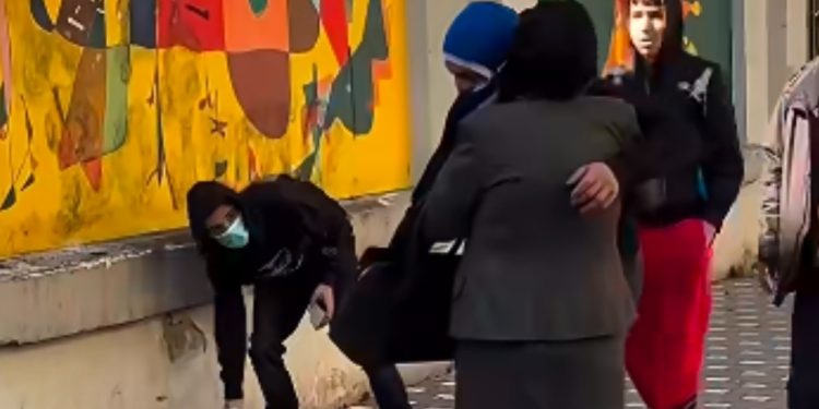 “Na e bëj hallall…” / Nëna u tremb, protestuesit ndalen dhe e përqafojnë!