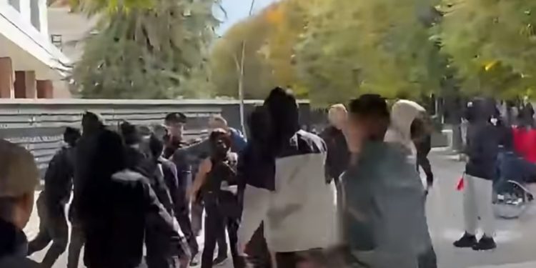 E rëndë/ Jo vetëm në Tiranë! Sulmohet me gurë nga protestuesit “SHEFI” i Komisariatit në qytetin…