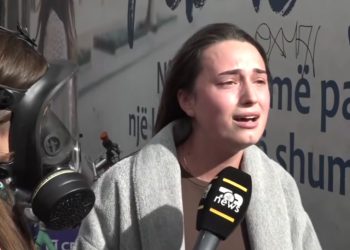 “Mami më fal”/ Studentja “shpërthen” në lot: E gjithë familja ime është në emigrim…