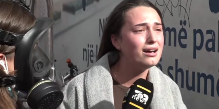 “Mami më fal”/ Studentja “shpërthen” në lot: Po na marrin të ardhmen…