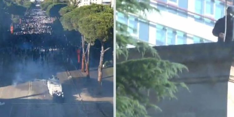 Përsëritet incidenti i “21 Janarit”? E paprecedent! Protestuesit fusin një automjet dhe…