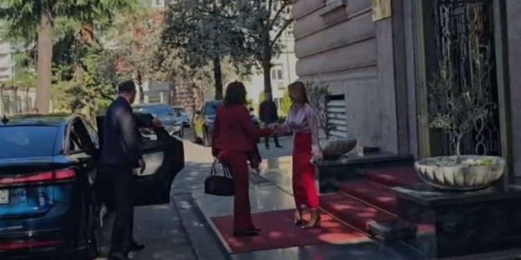 Ambasadorja e BE-së takon Ballën në Kuvend, çfarë u diskutua…