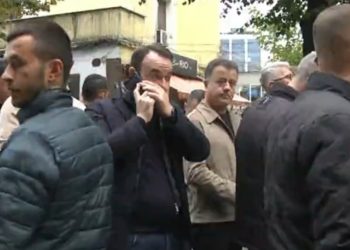 Studentët përzunë deputetët e Berishës/ Noka e Balliu tërhiqen nga protesta për të shmangur incidentet