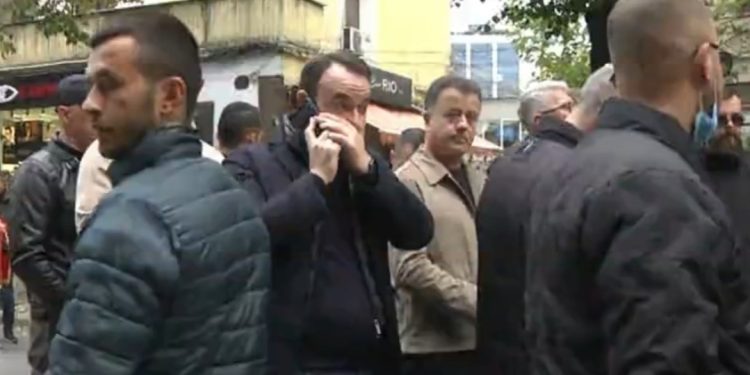 Studentët përzunë deputetët e Berishës/ Noka e Balliu tërhiqen nga protesta për të shmangur incidentet