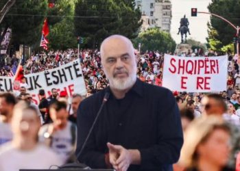“Nuk tërhiqet!”/ Protesta sjell kaos në Tiranë, Edi Rama bën lëvizjen që tërheq vëmendjen…
