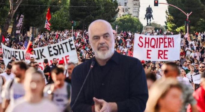 “Nuk tërhiqet!”/ Protesta sjell kaos në Tiranë, Edi Rama bën lëvizjen që tërheq vëmendjen…