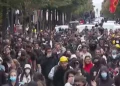 Shpërthejnë tensionet para Kryeministrisë/ LAJM I FUNDIT: Hidhen molotovë, protestuesit i vënë flakën…