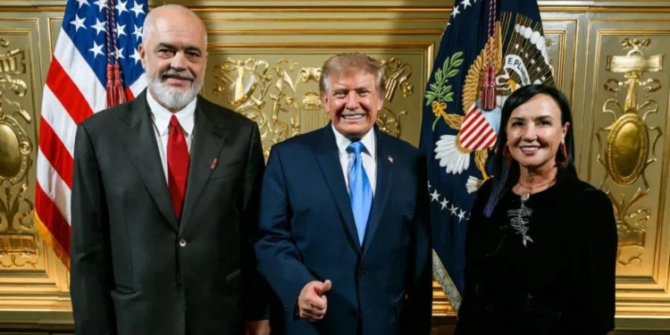 Rama publikon FOTON me presidentin Amerikan Donald Trump dhe ironizon: Ndoshta s’del që…