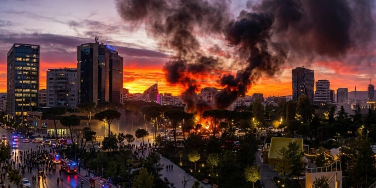 VIDEO/ Pamje apolitike nga Tirana! Fiken dritat në bulevard, çfarë po ndodh me protestuesit…